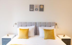 Cosy 1 Bed Apartment In Centre Of St Albans - Free Parking - 5 Min Walk To St Albans City Centre & Railway Station - Big Savings On Longer Stays!!